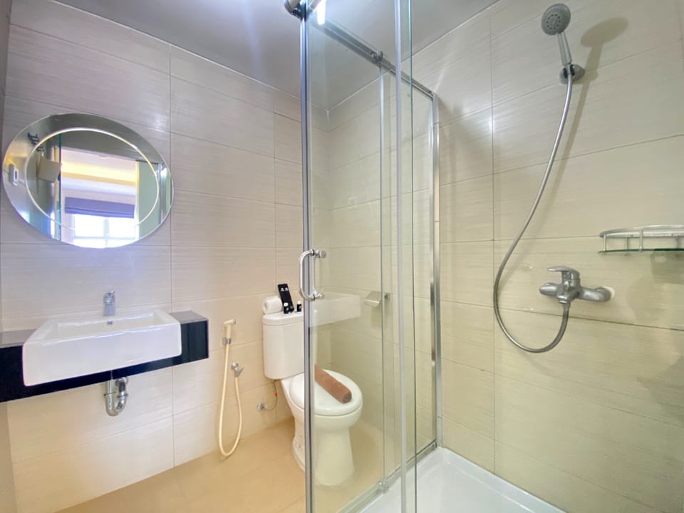 Room | Bathroom | Shower, free toiletries, towels