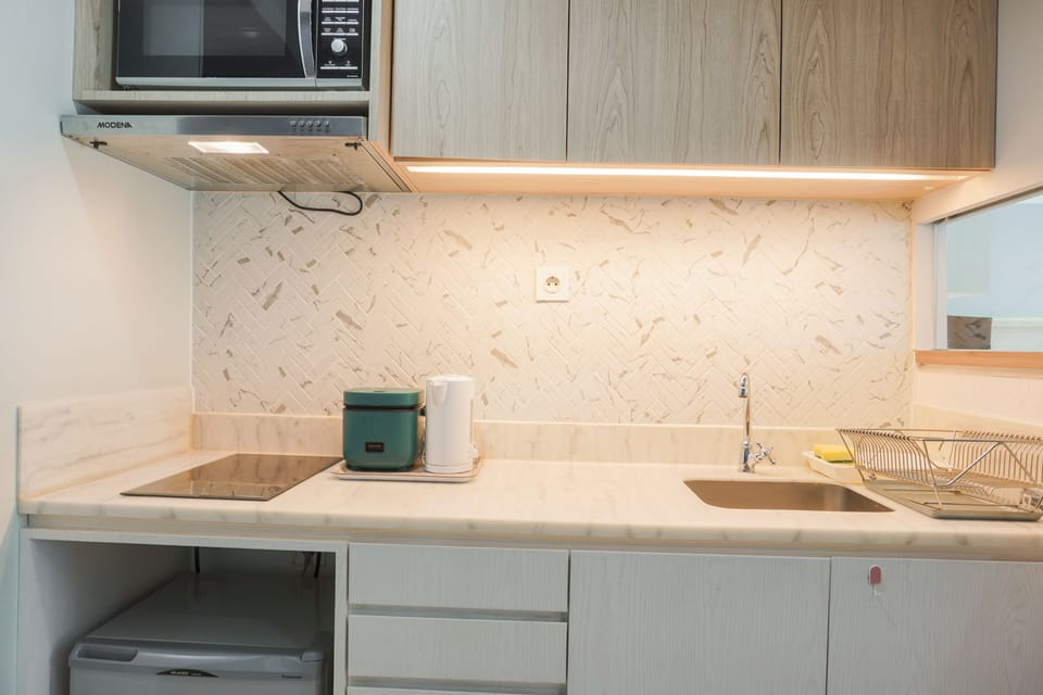 Room | Private kitchen | Fridge, microwave, stovetop, cookware/dishes/utensils