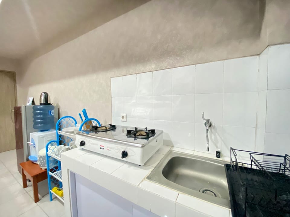 Room | Private kitchen | Fridge, stovetop, cookware/dishes/utensils