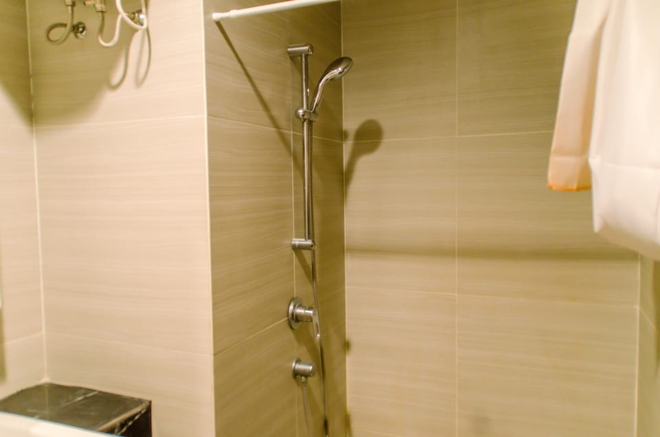 Room | Bathroom | Shower, free toiletries, towels