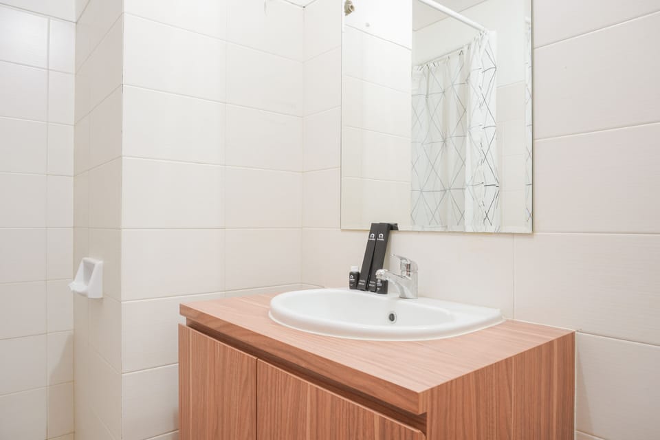 Room | Bathroom | Shower, free toiletries, towels, shampoo