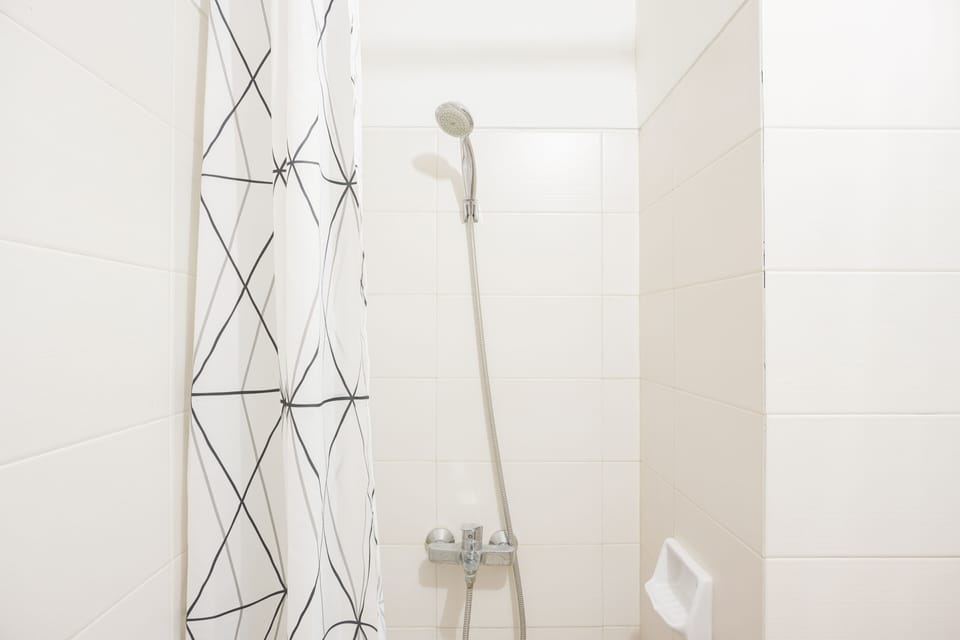 Room | Bathroom | Shower, free toiletries, towels, shampoo