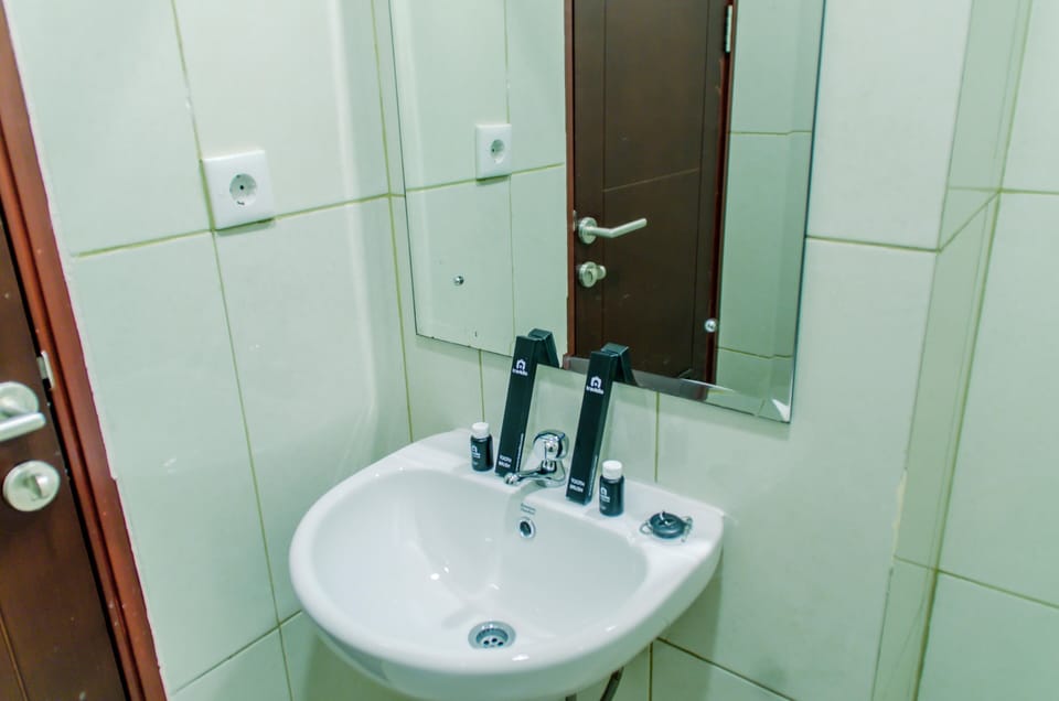 Room | Bathroom | Shower, free toiletries, towels