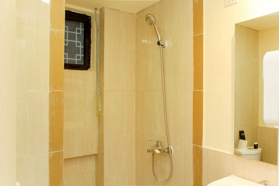 Room | Bathroom | Shower, free toiletries, towels, shampoo