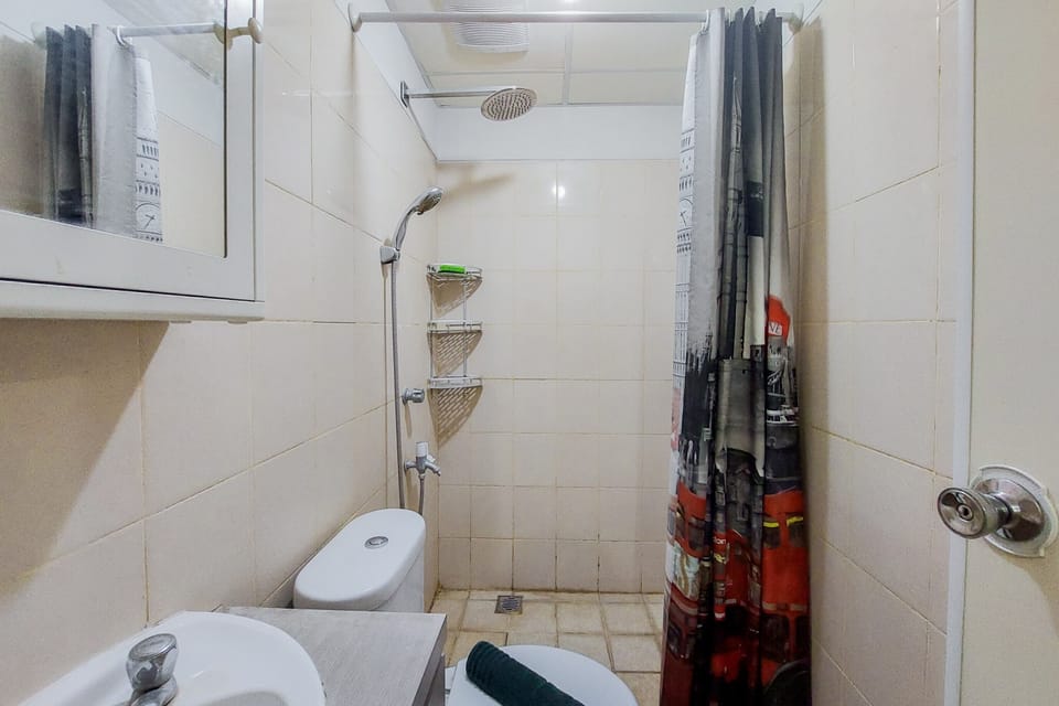 Room | Bathroom | Shower, free toiletries, towels, shampoo