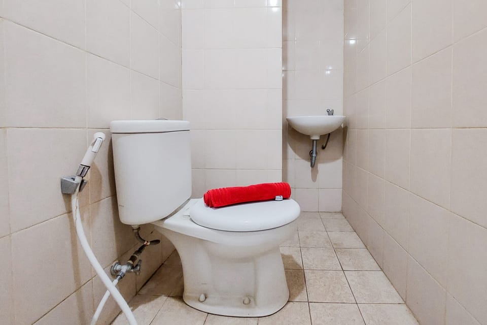 Room | Bathroom | Shower, free toiletries, towels, shampoo