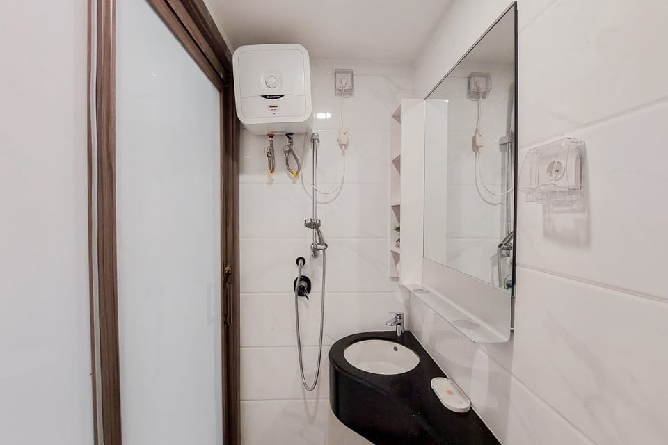 Room | Bathroom | Shower, free toiletries, towels, shampoo