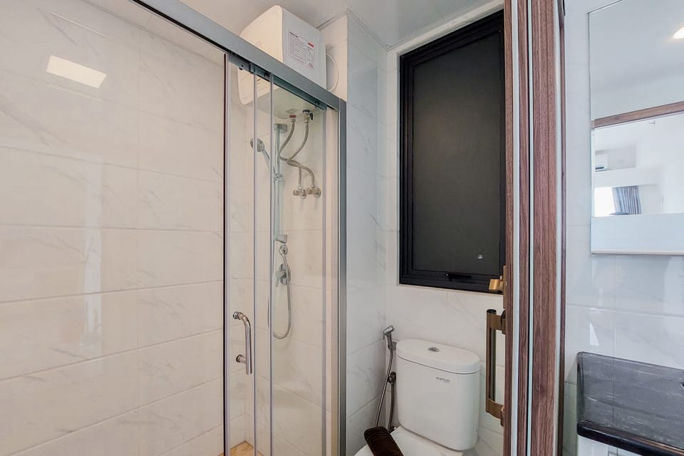 Room | Bathroom | Shower, free toiletries, towels