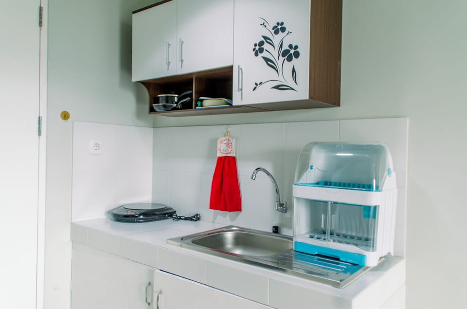 Room | Private kitchen | Fridge, stovetop, cookware/dishes/utensils