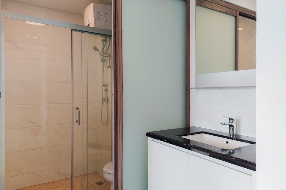 Room | Bathroom | Shower, free toiletries, towels