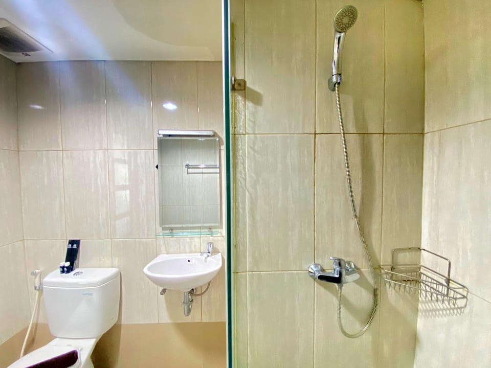 Room | Bathroom | Shower, free toiletries, towels