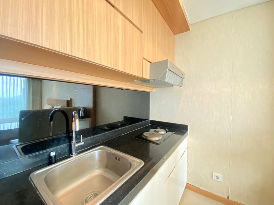 Room | Private kitchen | Fridge, microwave, stovetop, cookware/dishes/utensils