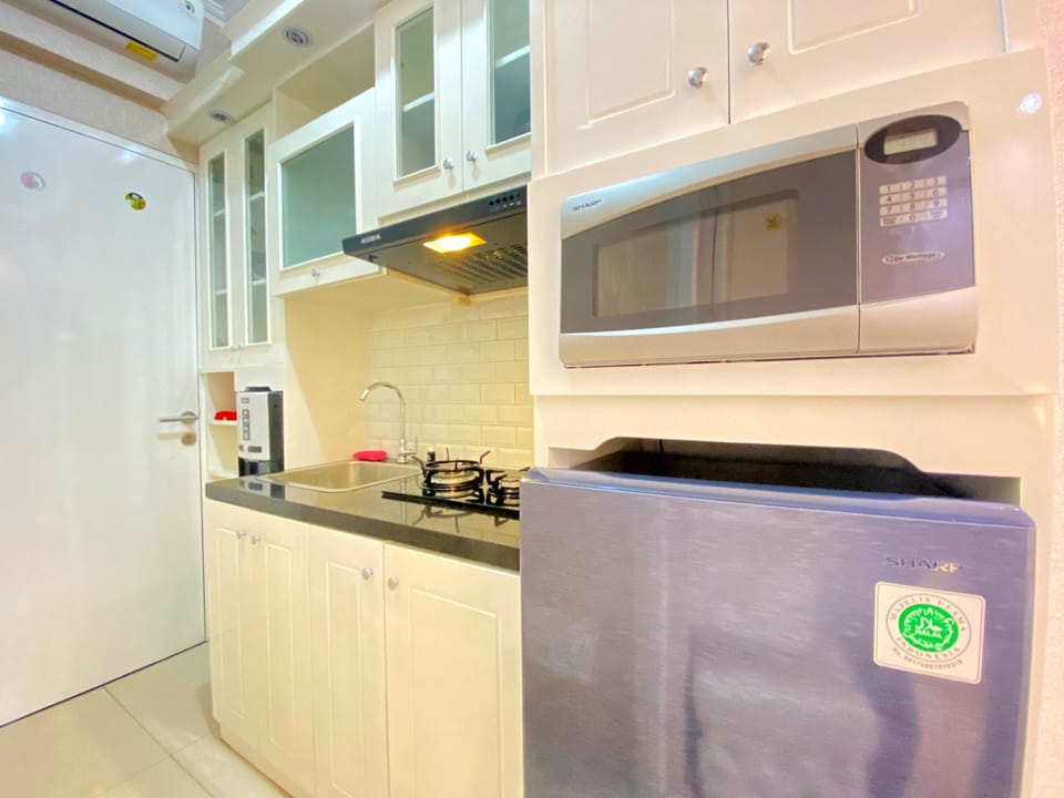 Room | Private kitchen | Fridge, microwave, stovetop, cookware/dishes/utensils