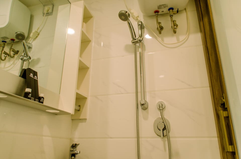 Room | Bathroom | Shower, free toiletries, towels, shampoo