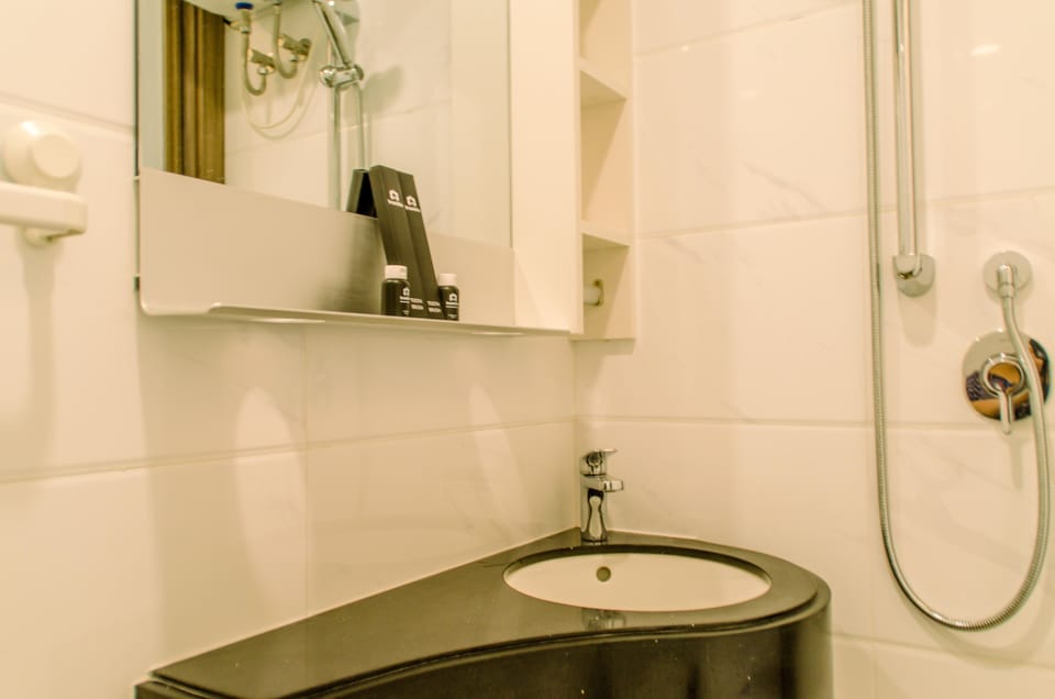 Room | Bathroom | Shower, free toiletries, towels, shampoo