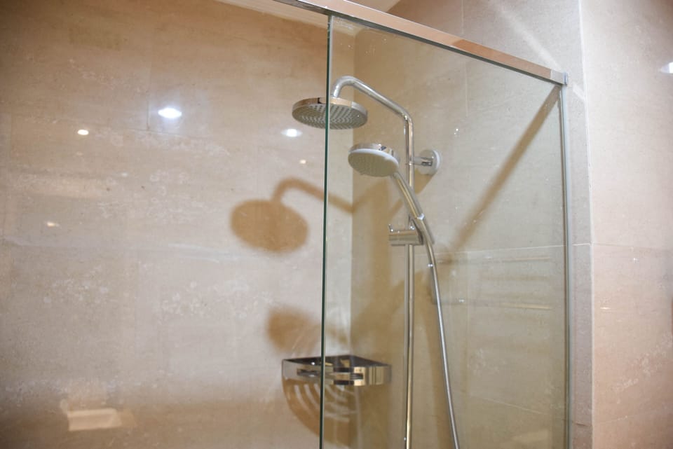 Room | Bathroom | Shower, free toiletries, towels, shampoo