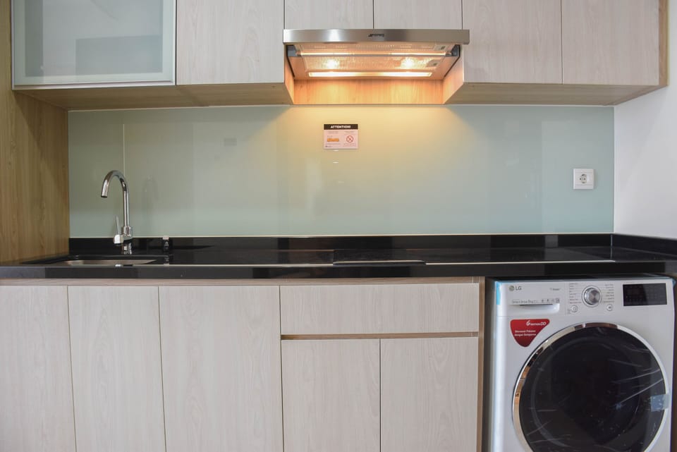 Room | Private kitchen | Fridge, microwave, stovetop, cookware/dishes/utensils