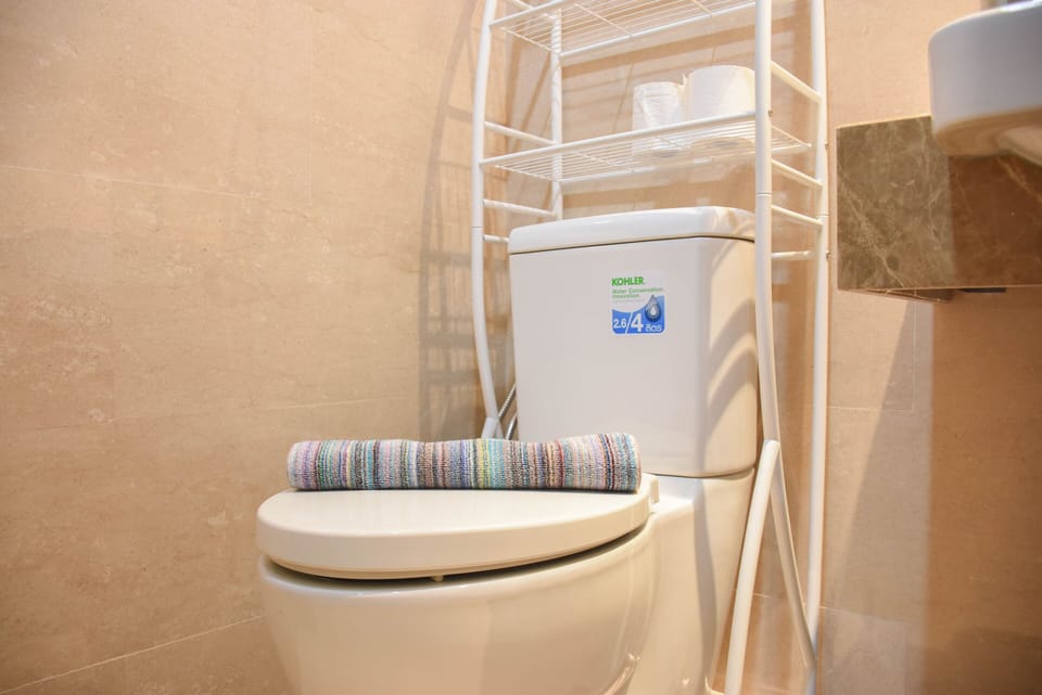 Room | Bathroom | Shower, free toiletries, towels, shampoo