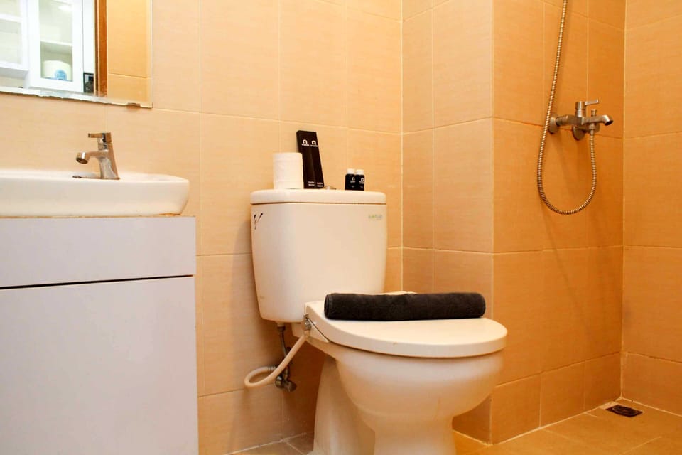 Room | Bathroom | Shower, free toiletries, towels, shampoo