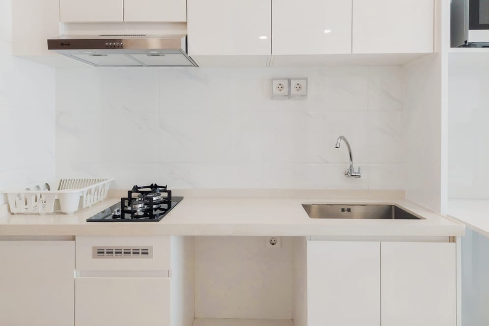Room | Private kitchen | Fridge, microwave, stovetop, cookware/dishes/utensils