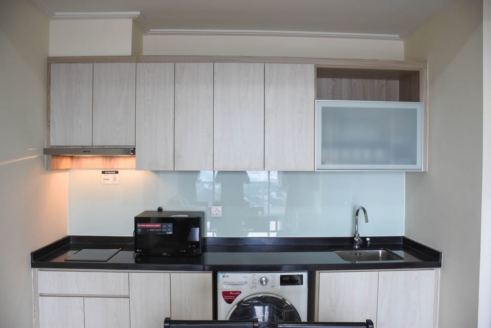 Room | Private kitchen | Fridge, microwave, stovetop, cookware/dishes/utensils