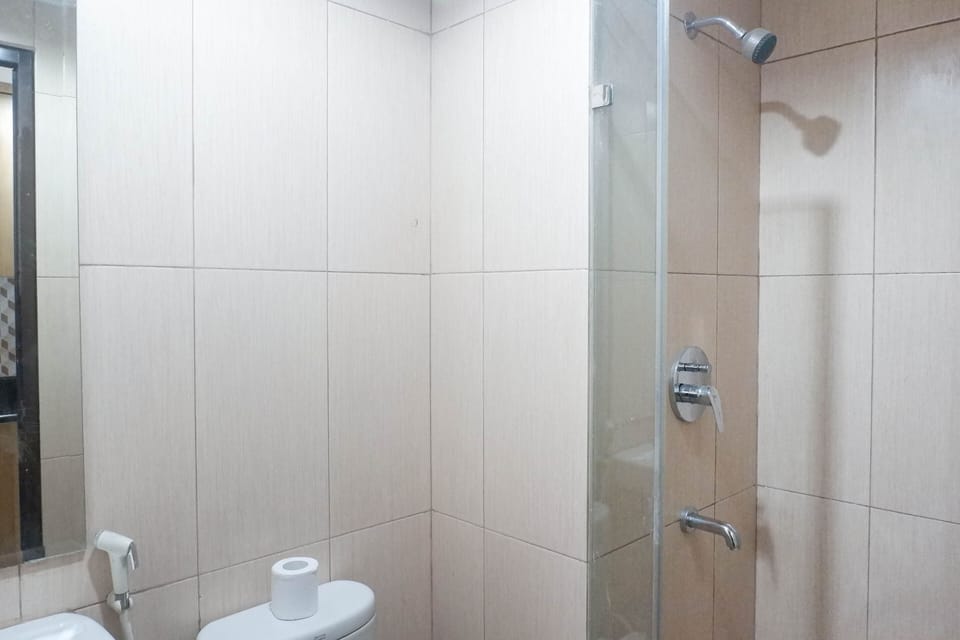 Room | Bathroom | Shower, free toiletries, towels