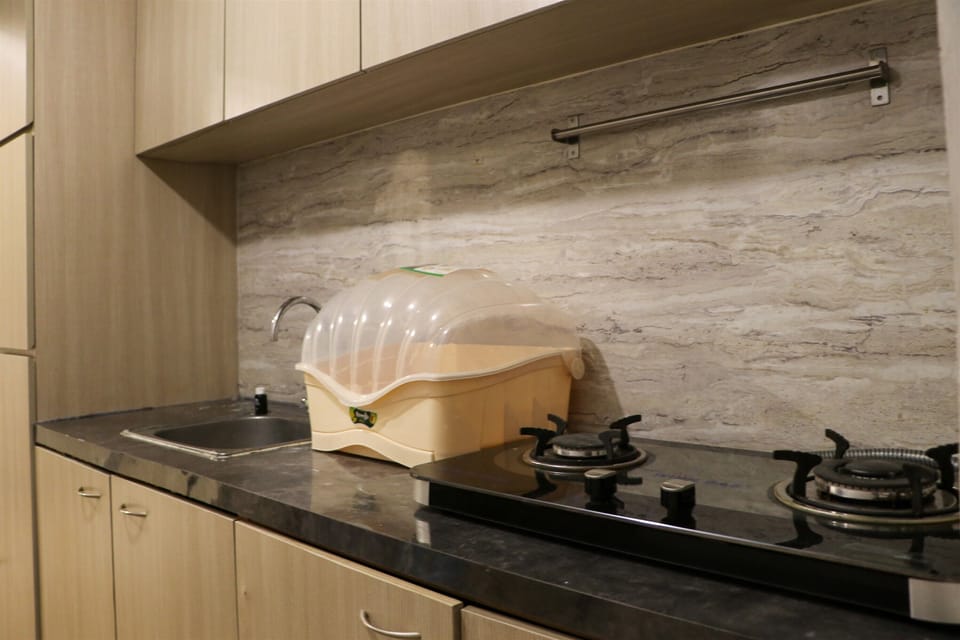 Room | Private kitchen | Fridge, stovetop, cookware/dishes/utensils, dining table