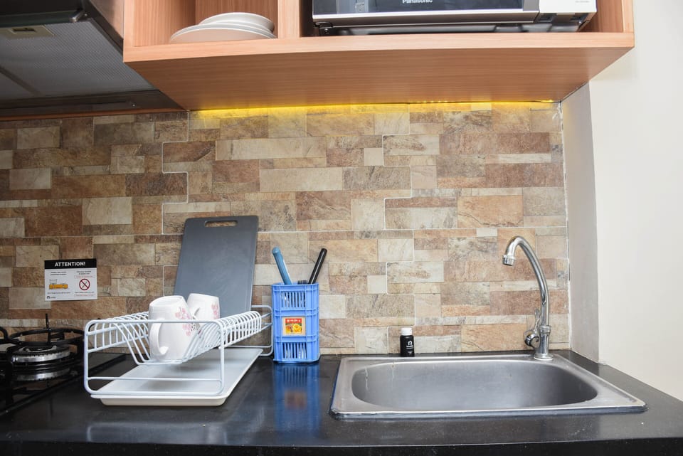 Room | Private kitchen | Fridge, microwave, stovetop, cookware/dishes/utensils