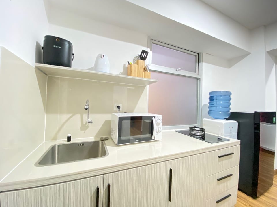 Standard Apartment | Private kitchen | Fridge, microwave, stovetop, electric kettle