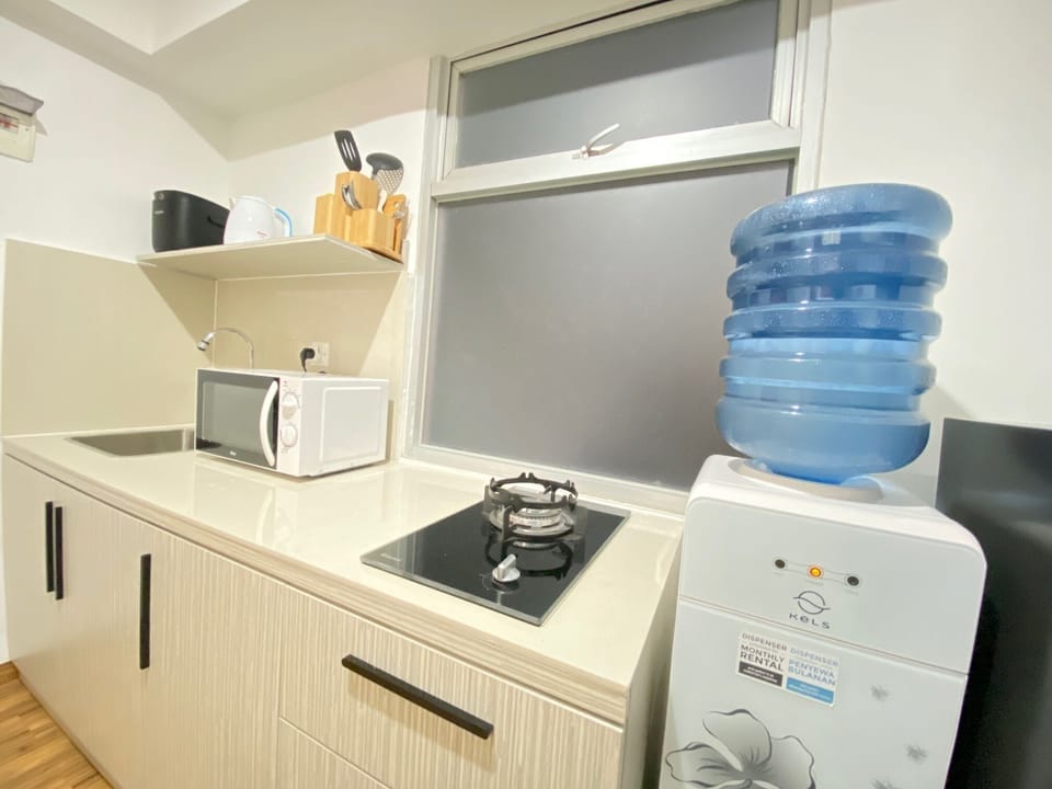 Standard Apartment | Private kitchen | Fridge, microwave, stovetop, electric kettle
