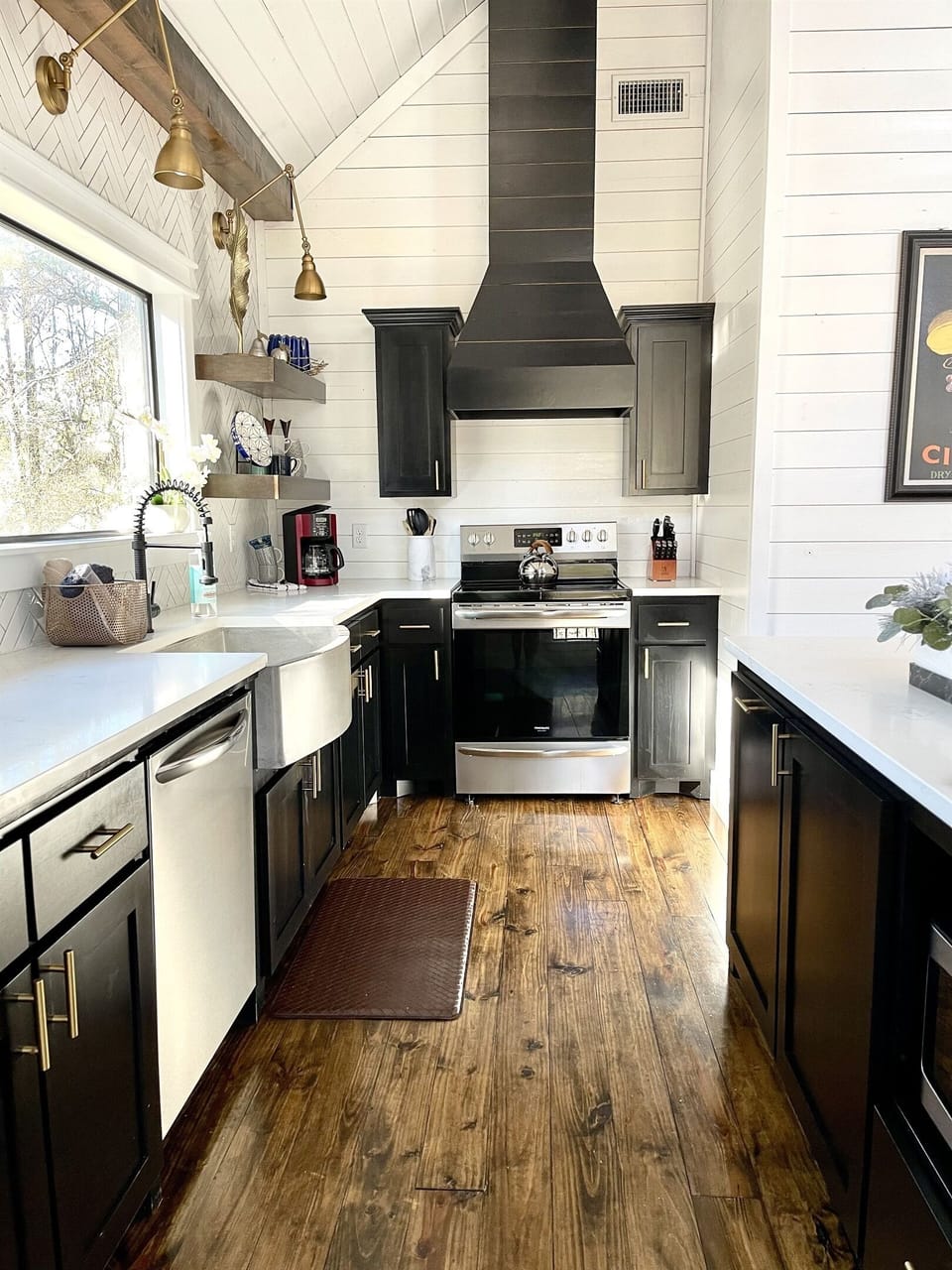The well appointed kitchen will not disappoint!