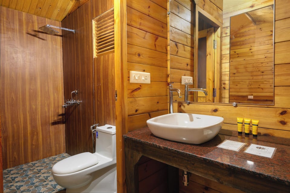 Deluxe Cabin | Bathroom | Free toiletries, hair dryer, towels