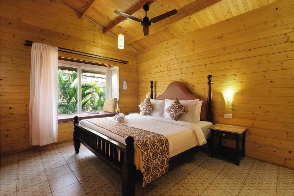 Premium Cabin | Minibar, in-room safe, desk, blackout drapes
