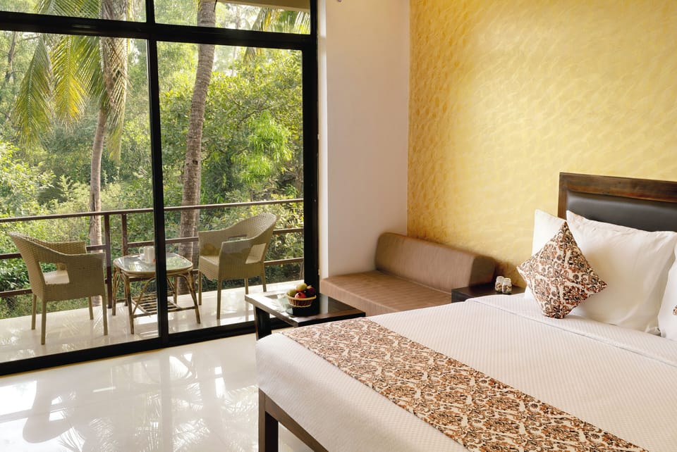 Deluxe Room | Minibar, in-room safe, desk, blackout drapes