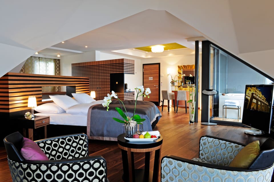 Signature Penthouse Spa Suite Lakeside | Minibar, in-room safe, desk, iron/ironing board (on request)
