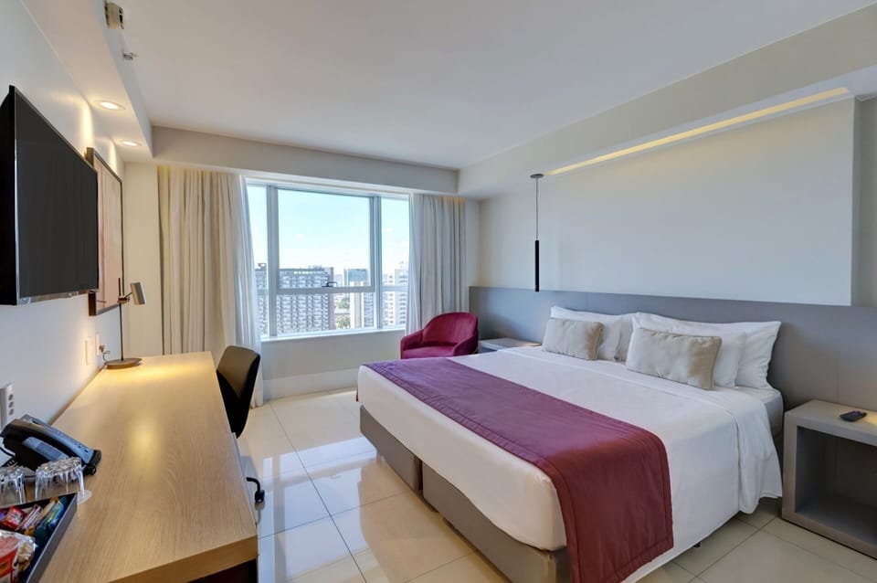 Executive Room, 1 Queen Bed, Non Smoking | Minibar, blackout drapes, bed sheets