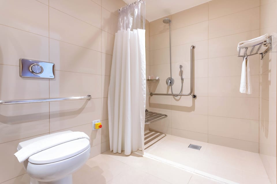 Executive Room, 1 Double Bed, Accessible, Non Smoking (Mobility, Roll-In Shower) | Minibar, blackout drapes, bed sheets