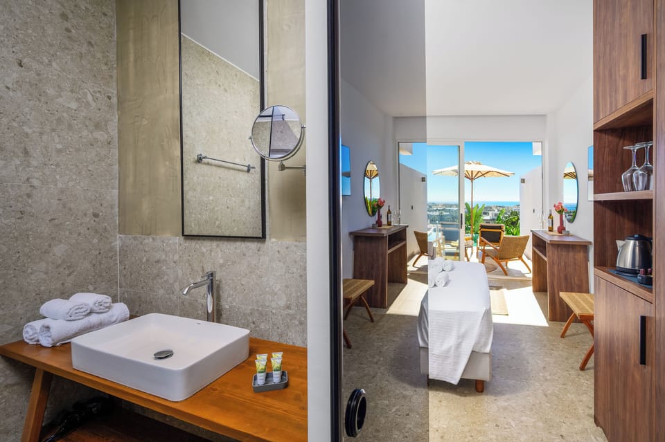 Luxury Studio Suite | Memory foam beds, soundproofing, WiFi (free), bed sheets