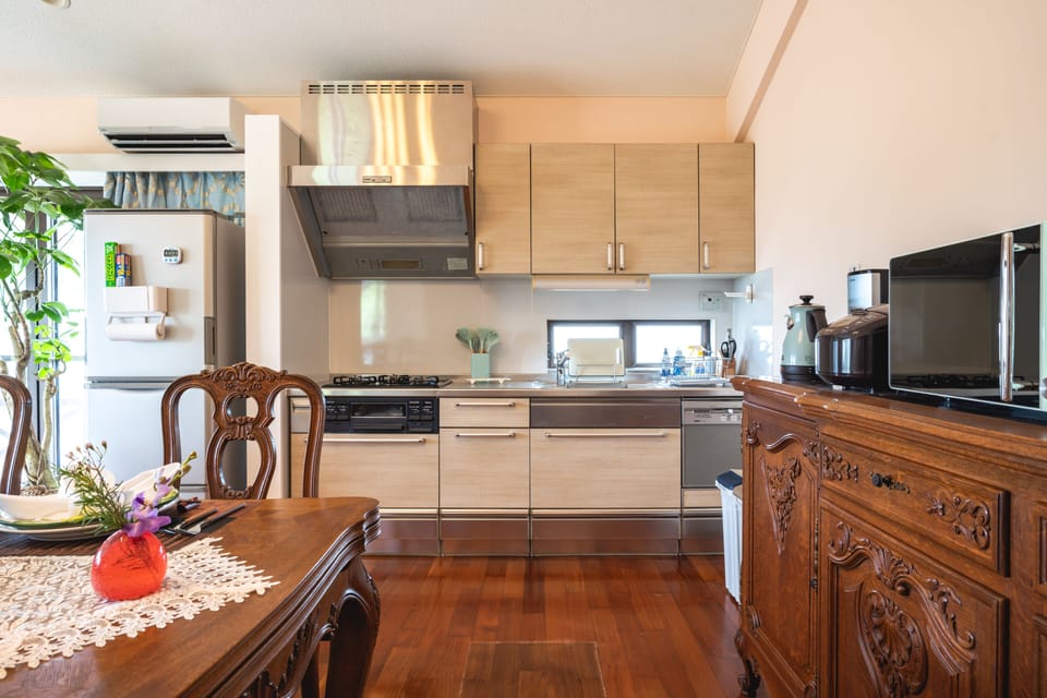 Deluxe Villa | Private kitchen | Full-size fridge, microwave, oven, stovetop