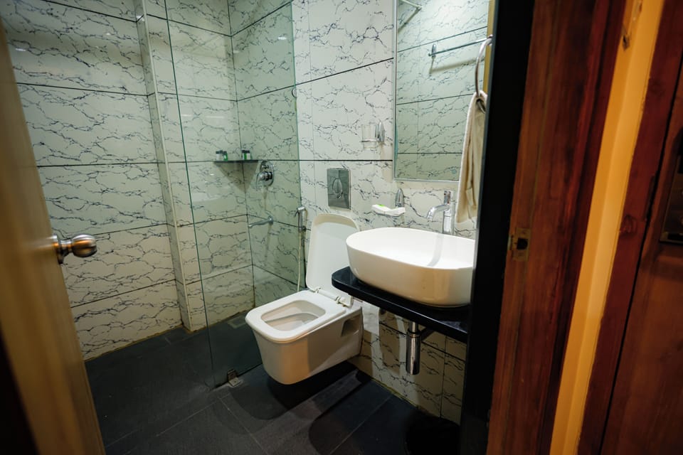 Deluxe Room, Balcony | Bathroom | Shower, rainfall showerhead, slippers, towels