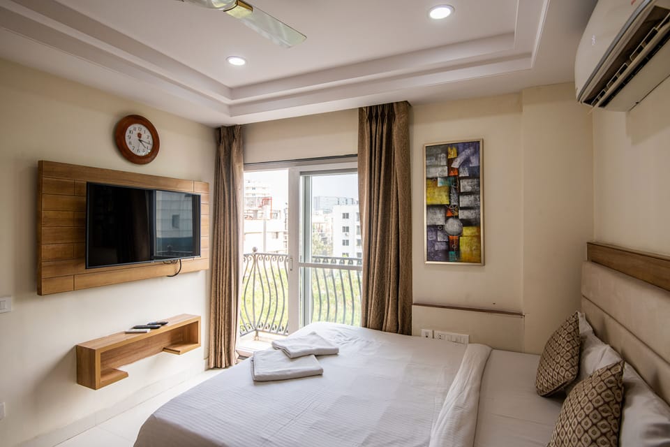 Deluxe Room, Balcony | Egyptian cotton sheets, premium bedding, memory foam beds, minibar