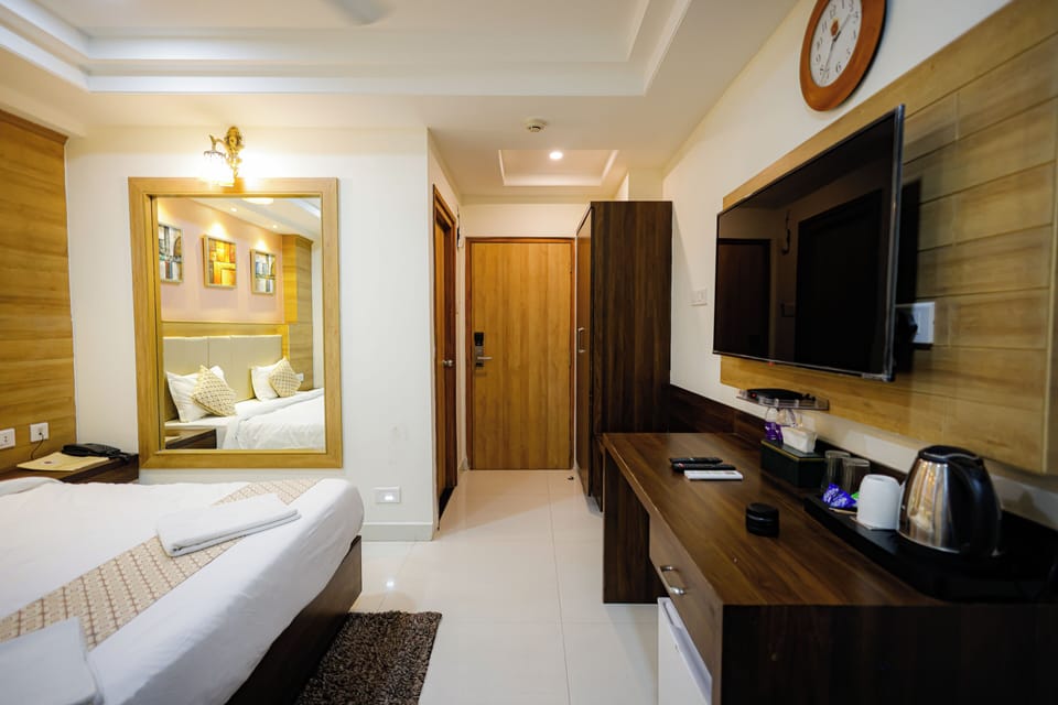 Deluxe Room, Balcony | Egyptian cotton sheets, premium bedding, memory foam beds, minibar