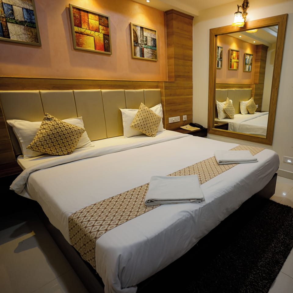 Deluxe Room, Balcony | Egyptian cotton sheets, premium bedding, memory foam beds, minibar