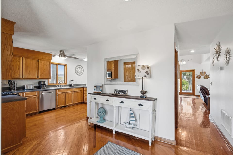 And to the left of the entrance, you will find the fully equipped kitchen.