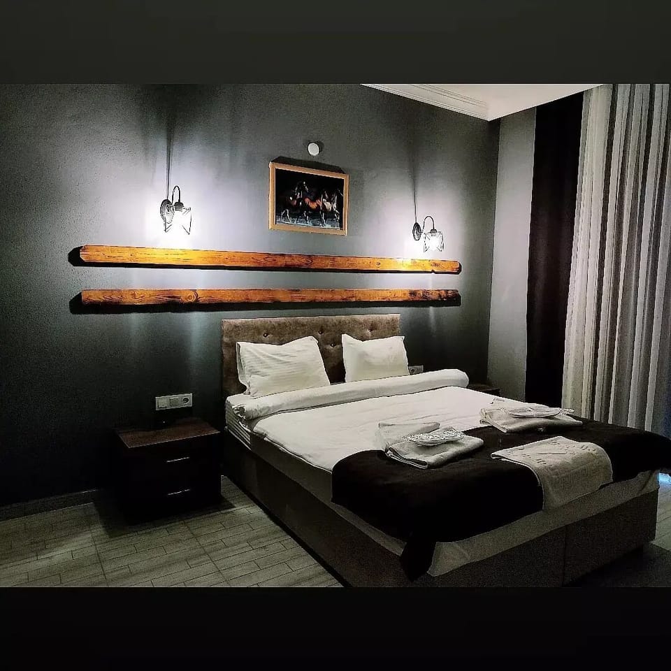 Comfort Oda | Desk, bed sheets