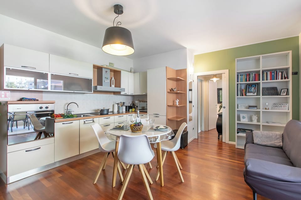 Honeymoon Apartment, Multiple Bedrooms (Suite 22) | Dining room