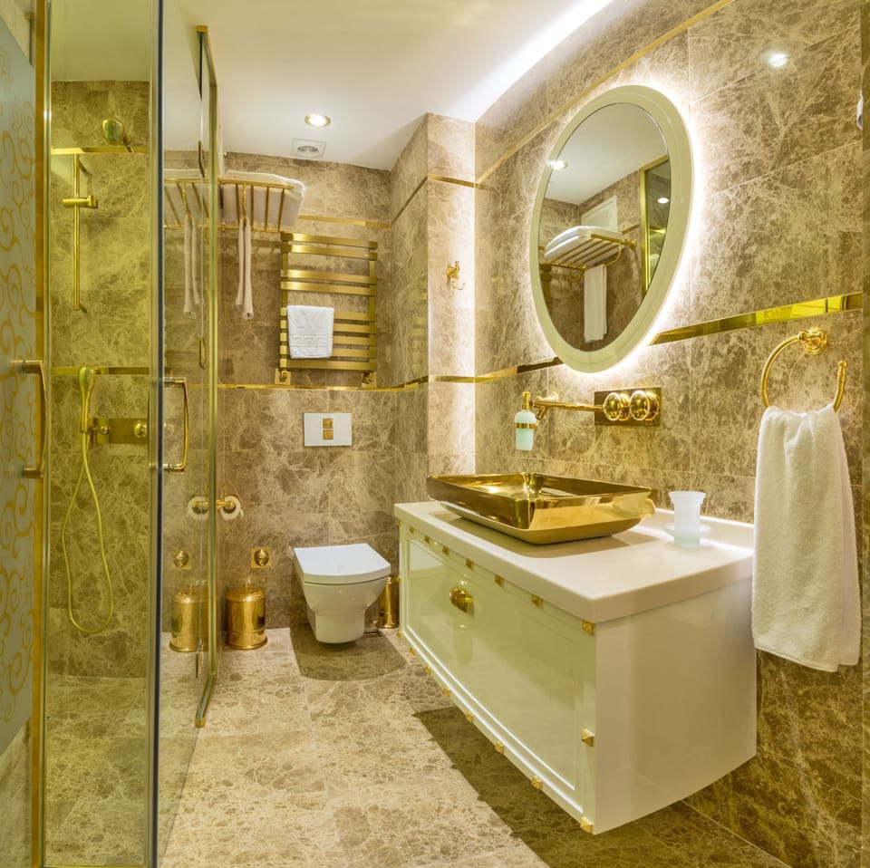 Superior Double or Twin Room | Bathroom | Shower, free toiletries, hair dryer, slippers