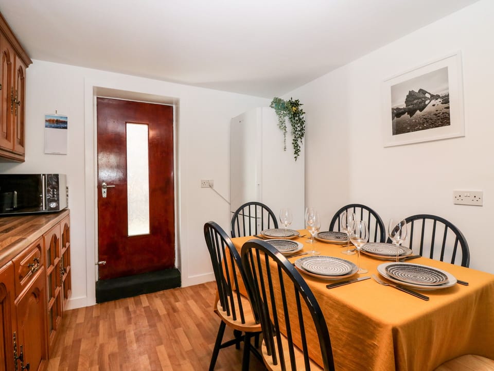 Cottage | Private kitchen | Fridge, dishwasher, electric kettle, toaster