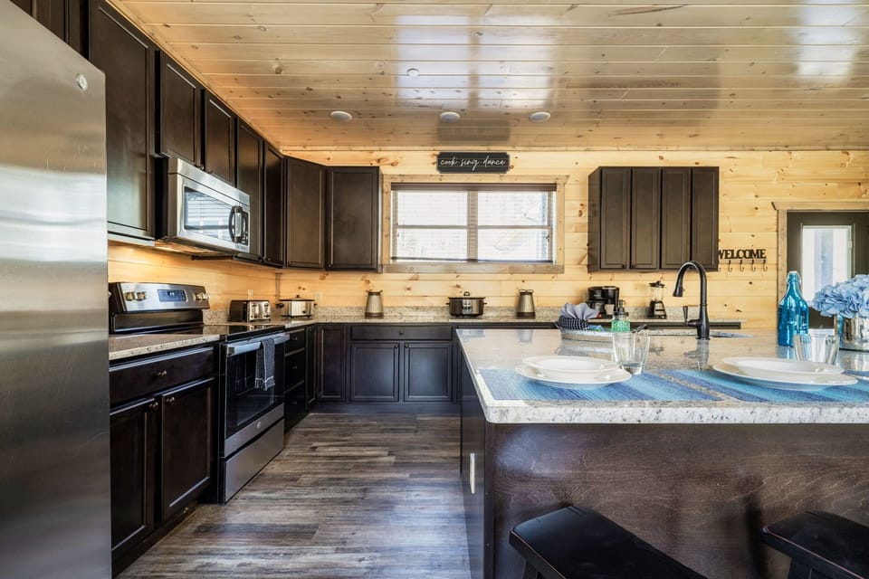 【Kitchen】The kitchen is fully equipped with essential appliances including a refrigerator, stovetop, microwave, and more. It also comes stocked with plates, utensils, and cookware so you can prepare snacks, meals, and drinks right away.