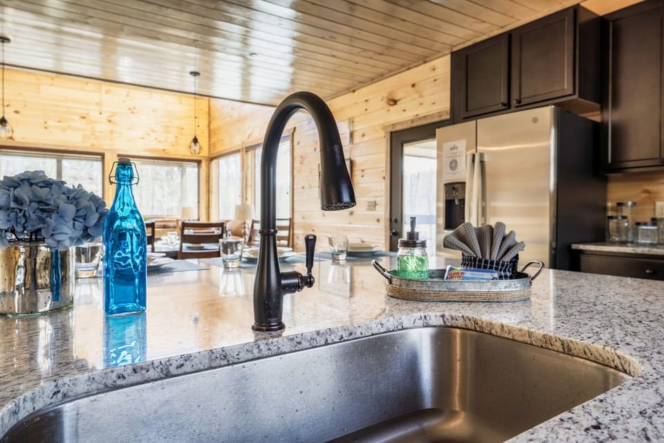 【Kitchen】The kitchen counters stretch to offer you space to prep meals, set up snack buffets, or just have a snack spread with your family.